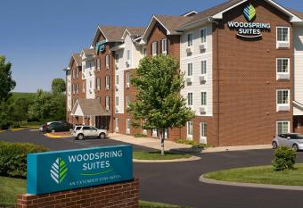 WoodSpring Suites Kansas City Lenexa allows 18 year olds to book a room
