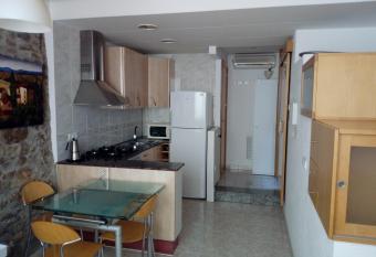 LA LUZ DE PALAMOS allows 18 year olds to book a room