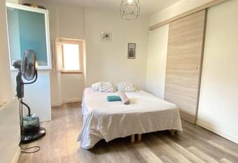 Double Studios Ind  pendant, Hyper Centre, WIFI allows 18 year olds to book a room