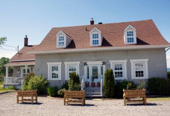 G  te Chez Rosemarie allows 18 year olds to book a room