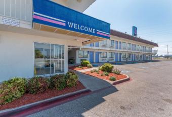 Motel 6 Del Rio allows 18 year olds to book a room