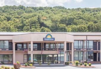 Days Inn by Wyndham Princeton has Smoking rooms