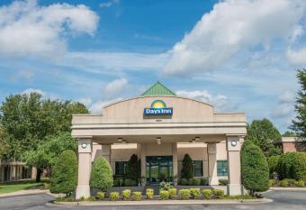Days Inn by Wyndham Paducah I-24 Exit 4 has Smoking rooms