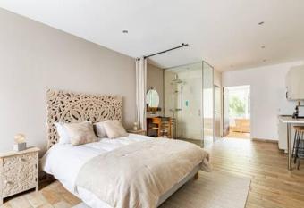 Studio chic avec salon et terrasse priv  e allows 18 year olds to book a room