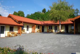 La Secretaru allows 18 year olds to book a room