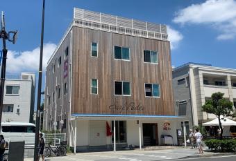 B&B Surf Rider-                            allows 18 year olds to book a room