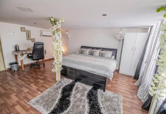 OSI Apartments Jogeshwari West has rooms with a private hot tub