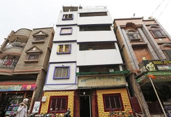 SPOT ON 40303 Hotel Surya allows 18 year olds to book a room