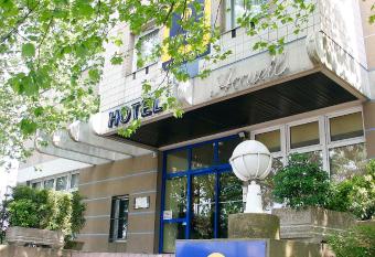 Kyriad Marne-La-Vall  e Torcy allows 18 year olds to book a room