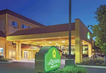 La Quinta Inn & Suites by Wyndham Boise Towne Square has rooms with a private hot tub