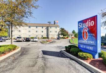 Rodeway Inn Fishers Indianapolis allows 18 year olds to book a room