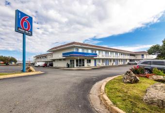 Motel 6 Ardmore has Smoking rooms