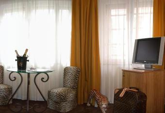 Hotel Le Festival has rooms with a private hot tub