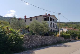 VILLA DIVNA allows 18 year olds to book a room