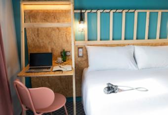 Birgit H  tel Le Havre Centre allows 18 year olds to book a room