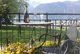 VILLA LAGO has Balcony rooms