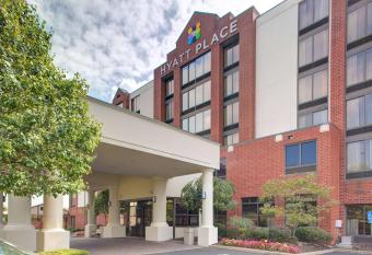 Hyatt Place Pittsburgh Airport allows 18 year olds to book a room