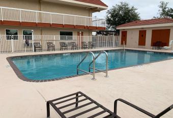 Motel 6 Tampa. Fl has rooms with a private hot tub