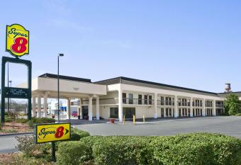 Super 8 by Wyndham Oxford has Smoking rooms