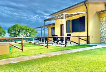 I SEE LAKE has Balcony rooms