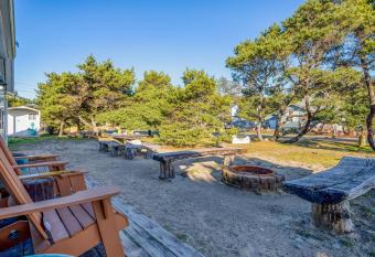 Crow's Coastal Cottage has Balcony rooms
