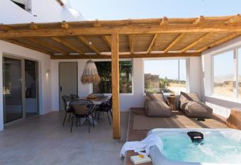 Levantes House Mykonos has rooms with a private hot tub