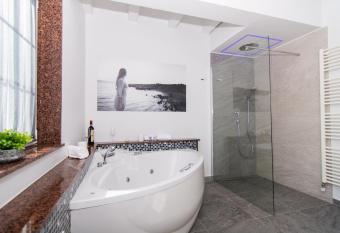 Gaspar allows 18 year olds to book a room