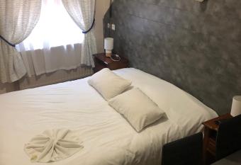 Escal H  tel allows 18 year olds to book a room