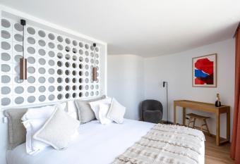 H  tel La Plage 5   toiles La Grande Motte has Balcony rooms