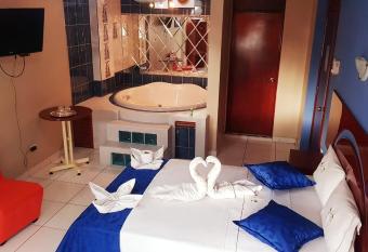 D Richard Hotel has rooms with a private hot tub