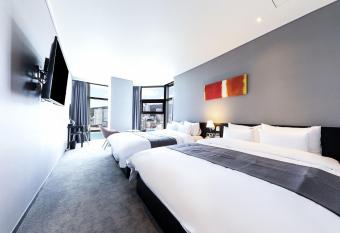 Ocean The Point Hotel has Balcony rooms