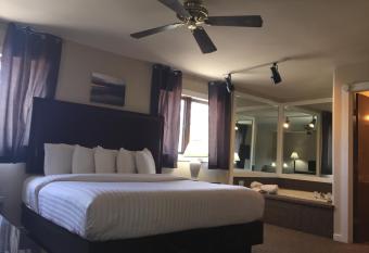 The Beach Haus - Traverse City has Balcony rooms