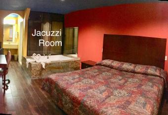 Hotel O Luxury Inn Channelview Baytown I-10 has rooms with a private hot tub