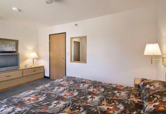 Northwoods Inn and Suites has rooms with a private hot tub