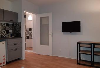 Charmant Studio allows 18 year olds to book a room