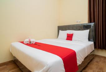 RedDoorz Syariah near Jembatan Merah Plaza allows 18 year olds to book a room