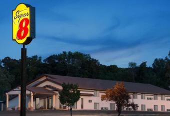 Super 8 by Wyndham Algona has rooms with a private hot tub