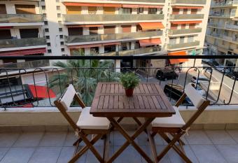 PASTEUR has Smoking rooms