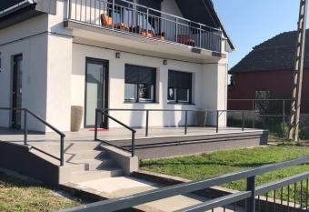 Korona Apartman Balatonbogl  r allows 18 year olds to book a room