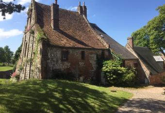 G  te Le Corps de garde allows 18 year olds to book a room