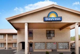 Days Inn by Wyndham Kenedy/Karnes City has Smoking rooms