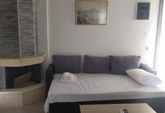 iliana allows 18 year olds to book a room