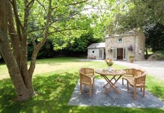 Pinetum Garden Cottages has Balcony rooms
