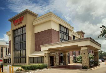 Drury Inn & Suites Houston Near the Galleria allows 18 year olds to book a room