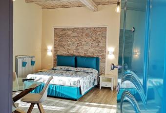 RESIDENZA MARIA ANTONIETTA - 50 METRI DAL MARE has Balcony rooms