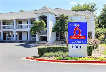 Studio 6 Austin Northwest allows 18 year olds to book a room