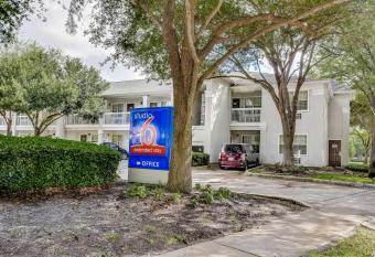 Studio 6 Houston Hobby allows 18 year olds to book a room