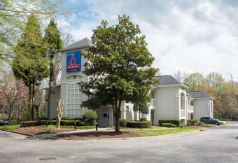 Studio 6 Tucker has Smoking rooms