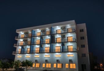 Deniz Airport Suites has Balcony rooms