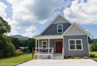 Mama Bears Blue Bungalow has Balcony rooms